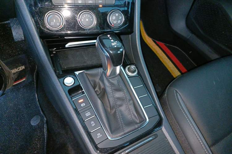 Used Volkswagen Sagitar 2020 200TSI DSG Comfort Version China VI Standard Gear Lever