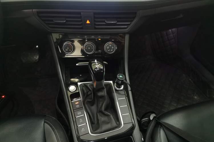 Used Volkswagen Sagitar 2020 200TSI DSG Comfort Version China VI Standard Gear Lever