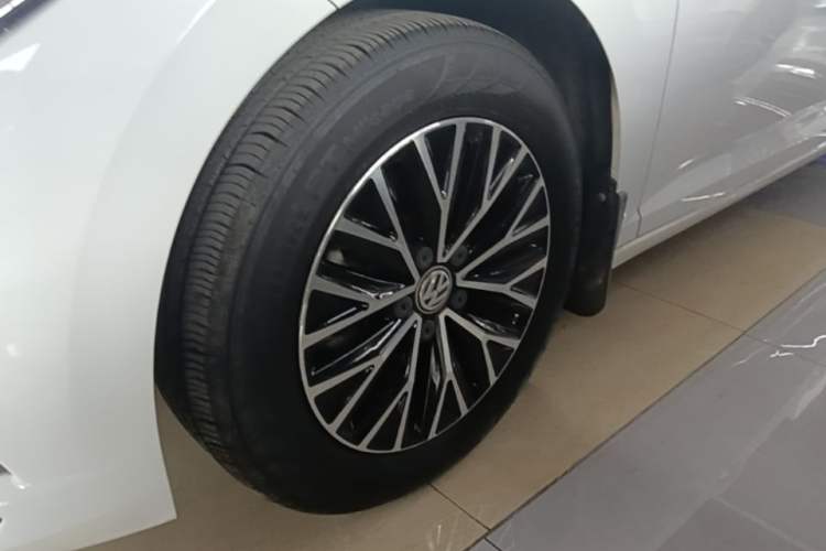 Used Volkswagen Sagitar 2020 280TSI DSG Comfort Version China VI Standard Left Front Wheel Hub