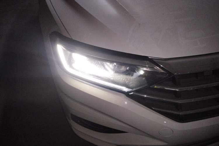 Used Volkswagen Sagitar 2020 200TSI DSG Comfort Version China VI Standard Right Front Headlight