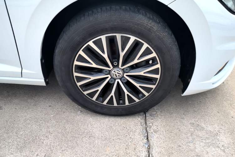 Used Volkswagen Sagitar 2020 280TSI DSG Comfort Version China VI Standard Right Front Wheel Hub