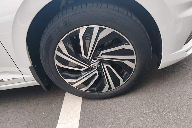 Used Volkswagen Sagitar 2020 280TSI DSG Luxury Version China VI Standard Right Front Wheel Hub
