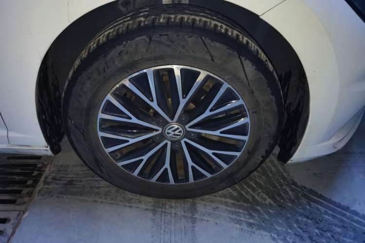 Used Volkswagen Sagitar 2020 280TSI DSG Comfort Version China VI Standard Right Front Wheel Hub