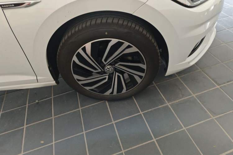 Used Volkswagen Sagitar 2020 280TSI DSG Luxury Version China VI Standard Right Front Wheel Hub
