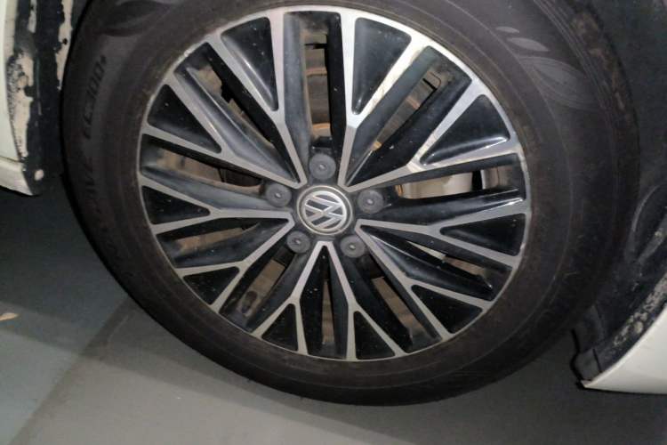 Used Volkswagen Sagitar 2020 280TSI DSG Comfort Version China VI Standard Right Front Wheel Hub