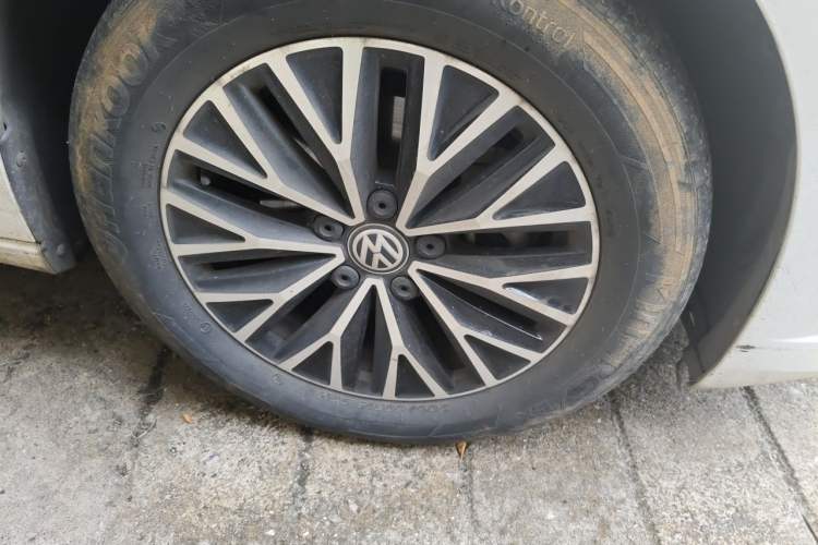 Used Volkswagen Sagitar 2020 200TSI DSG Comfort Version China VI Standard Right Front Wheel Hub