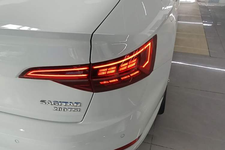 Used Volkswagen Sagitar 2020 280TSI DSG Comfort Version China VI Standard Right Rear Taillight