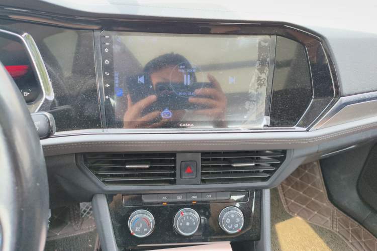 Used Volkswagen Sagitar  Audio And AC Panel