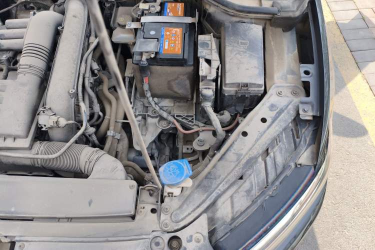 Used Volkswagen Sagitar  Engine Bay Left