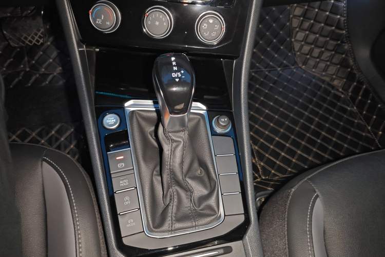 Used Volkswagen Sagitar 2021 280TSI DSG Comfort Connect Edition Gear Lever