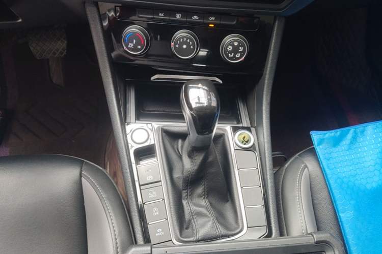 Used Volkswagen Sagitar 2021 280TSI DSG Excellence Edition Gear Lever