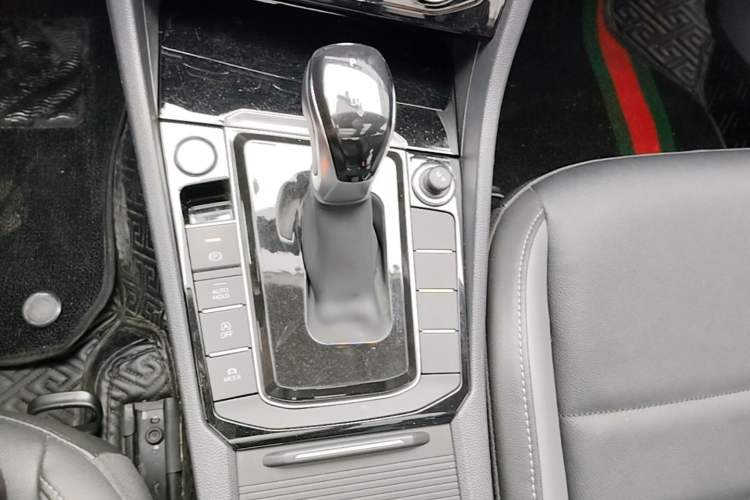 Used Volkswagen Sagitar 2021 280TSI DSG Excellence Edition Gear Lever