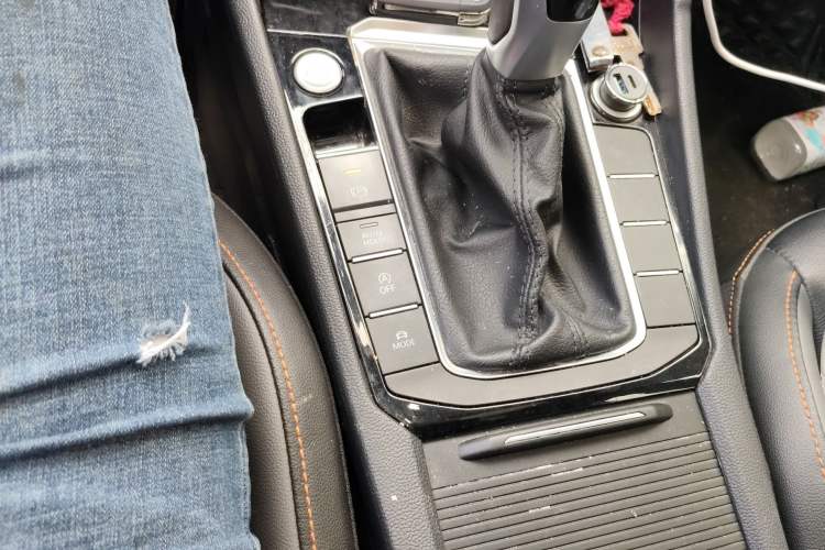 Used Volkswagen Sagitar 2021 280TSI DSG 30th Anniversary Edition Gear Lever