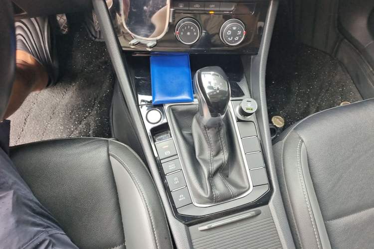 Used Volkswagen Sagitar 2021 280TSI DSG Comfort Connect Edition Gear Lever