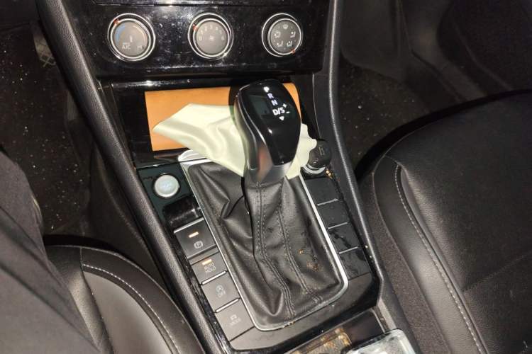 Used Volkswagen Sagitar 2021 280TSI DSG Excellence Edition Gear Lever