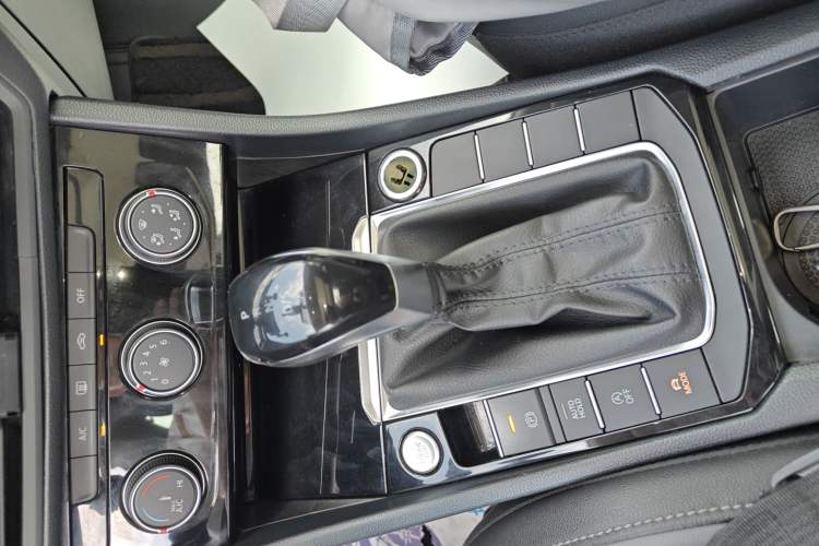 Used Volkswagen Sagitar 2021 280TSI DSG Comfort Connect Edition Gear Lever