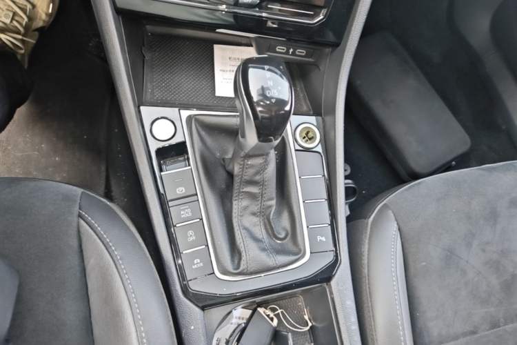 Used Volkswagen Sagitar 2021 280TSI DSG Excellence Edition Gear Lever