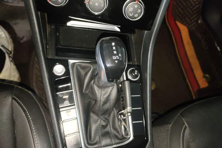 Used Volkswagen Sagitar 2021 200TSI DSG Excellence Edition Gear Lever