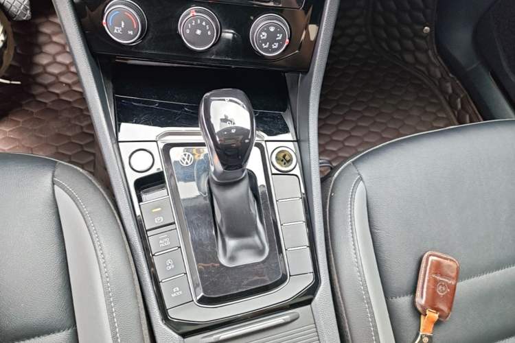 Used Volkswagen Sagitar 2021 280TSI DSG Comfort Connect Edition Gear Lever