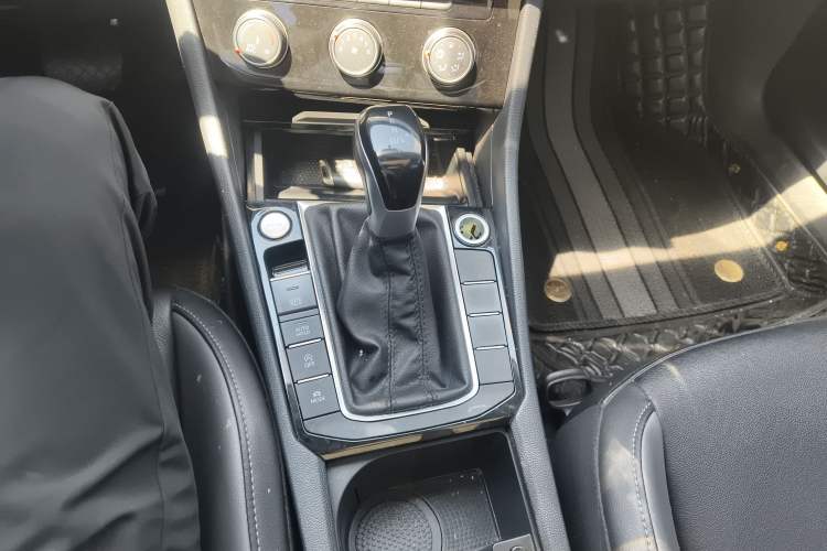 Used Volkswagen Sagitar 2021 280TSI DSG Excellence Edition Gear Lever
