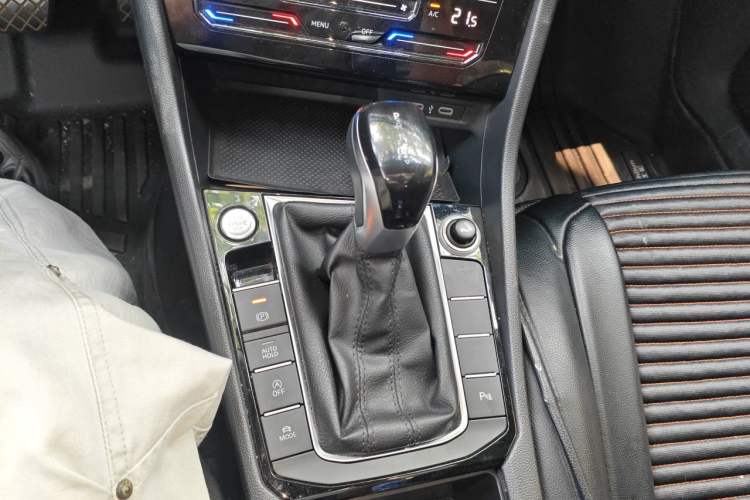 Used Volkswagen Sagitar 2021 280TSI DSG Luxury Smart Connectivity Edition Gear Lever