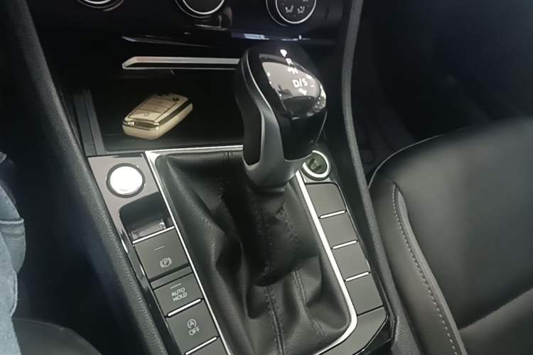 Used Volkswagen Sagitar 2021 280TSI DSG Comfort Connect Edition Gear Lever