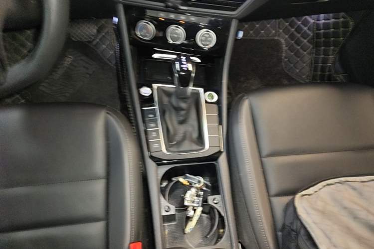 Used Volkswagen Sagitar 2021 280TSI DSG Excellence Edition Gear Lever