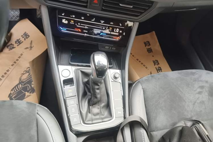 Used Volkswagen Sagitar 2021 280TSI DSG Luxury Smart Connectivity Edition Gear Lever