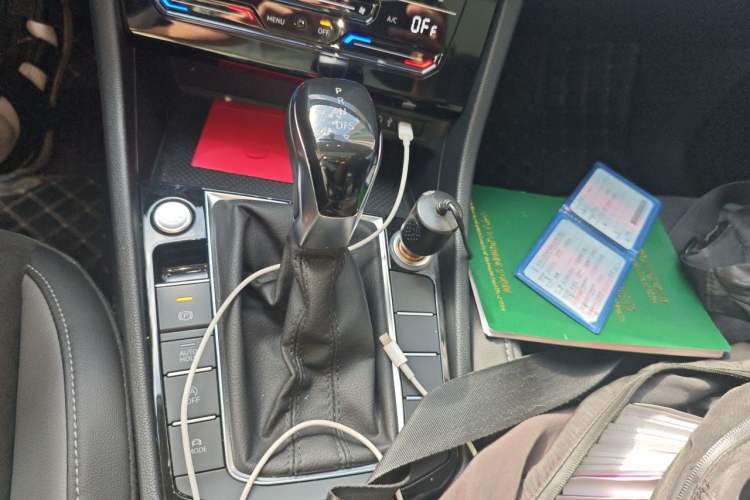 Used Volkswagen Sagitar 2021 280TSI DSG Luxury Smart Connectivity Edition Gear Lever