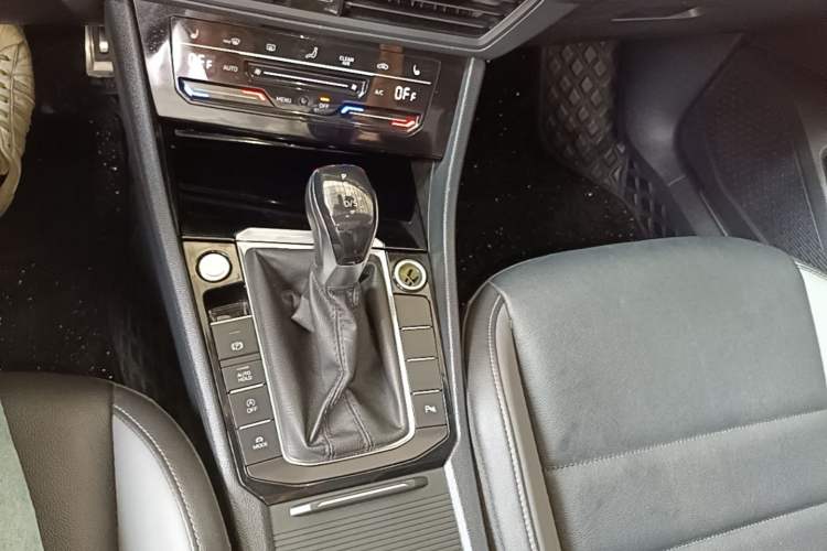 Used Volkswagen Sagitar 2021 280TSI DSG Comfort Connect Edition Gear Lever