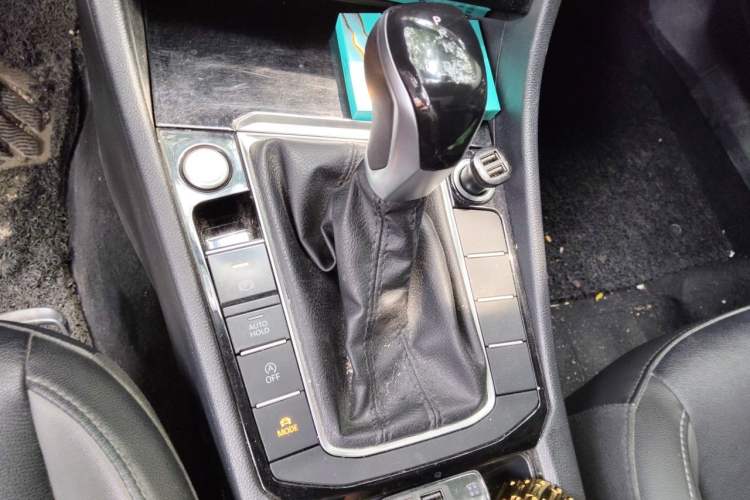 Used Volkswagen Sagitar 2021 280TSI DSG Excellence Edition Gear Lever