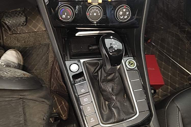 Used Volkswagen Sagitar 2021 280TSI DSG Excellence Edition Gear Lever