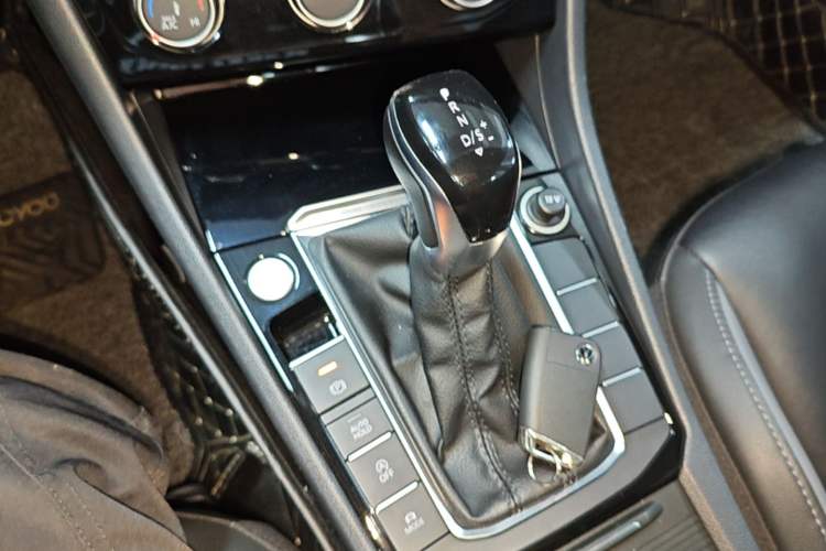 Used Volkswagen Sagitar 2021 280TSI DSG Excellence Edition Gear Lever
