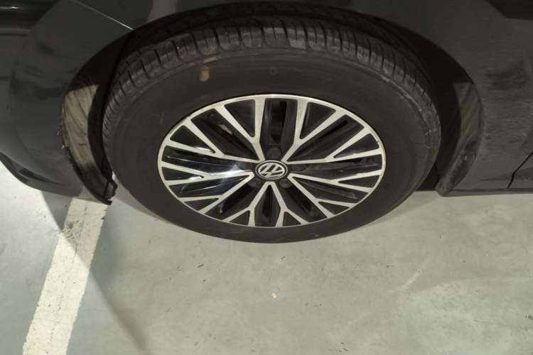 Used Volkswagen Sagitar 2021 280TSI DSG Comfort Connect Edition Left Front Wheel Hub
