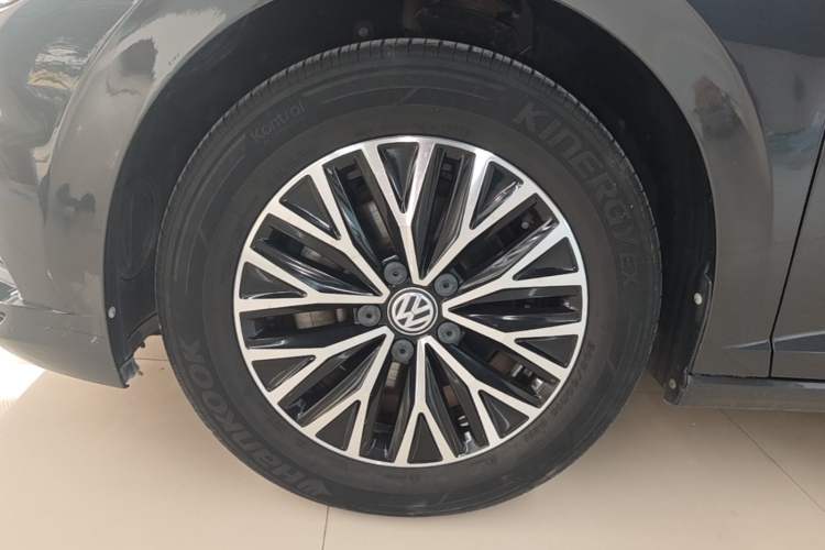Used Volkswagen Sagitar 2021 280TSI DSG Comfort Connect Edition Left Front Wheel Hub