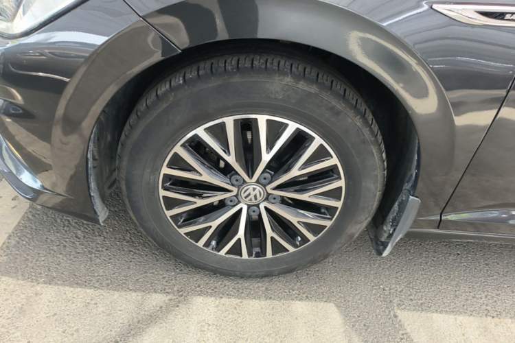 Used Volkswagen Sagitar 2021 280TSI DSG Comfort Connect Edition Left Front Wheel Hub