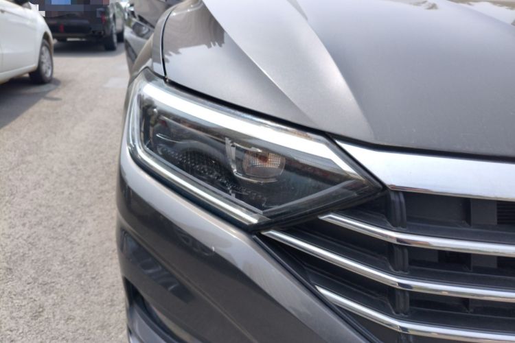 Used Volkswagen Sagitar  Right Front Headlight