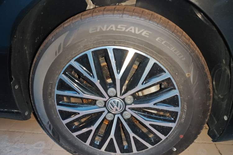 Used Volkswagen Sagitar 2021 280TSI DSG Comfort Connect Edition Right Front Wheel Hub