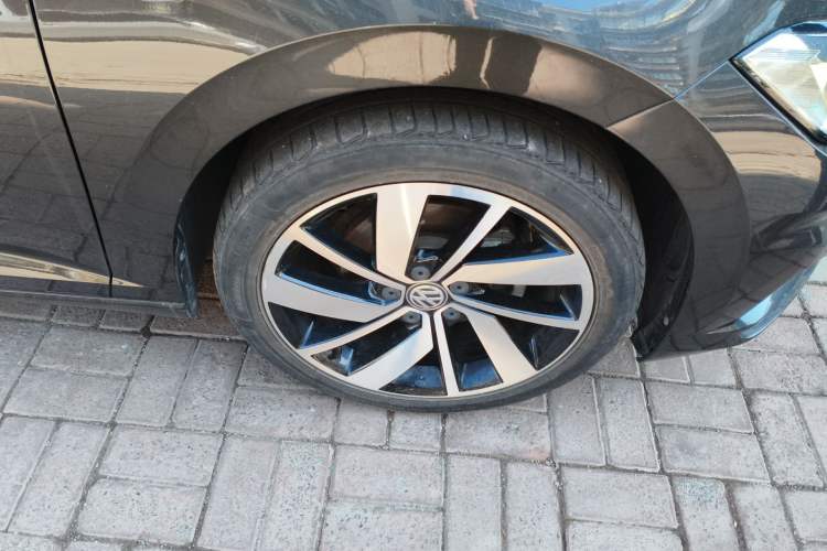 Used Volkswagen Sagitar 2021 280TSI DSG Excellence Edition Right Front Wheel Hub
