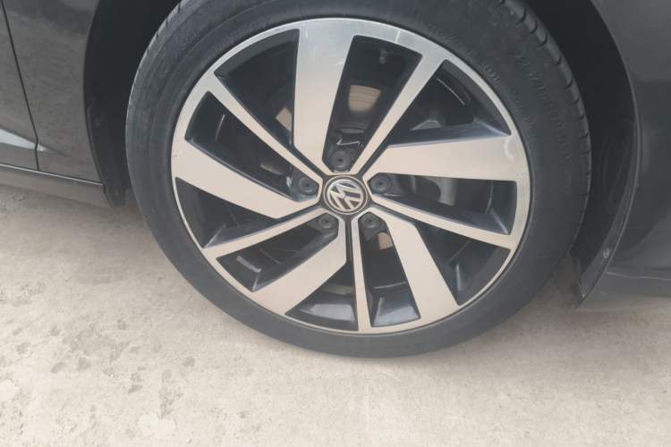 Used Volkswagen Sagitar 2021 280TSI DSG Excellence Edition Right Front Wheel Hub