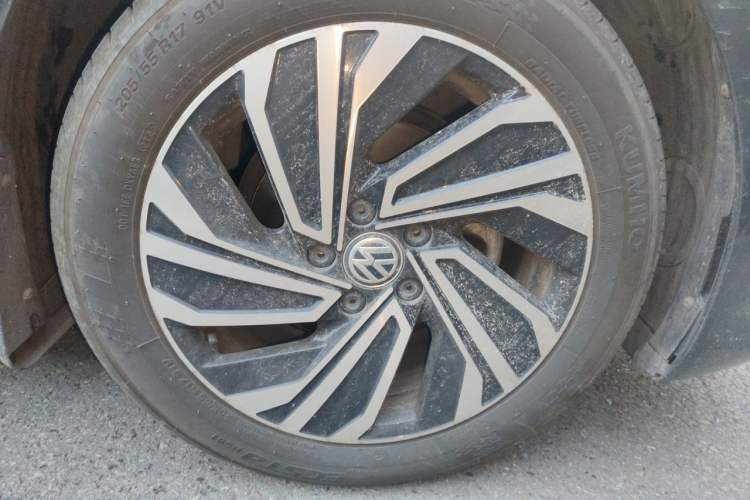 Used Volkswagen Sagitar 2021 280TSI DSG 30th Anniversary Edition Right Front Wheel Hub