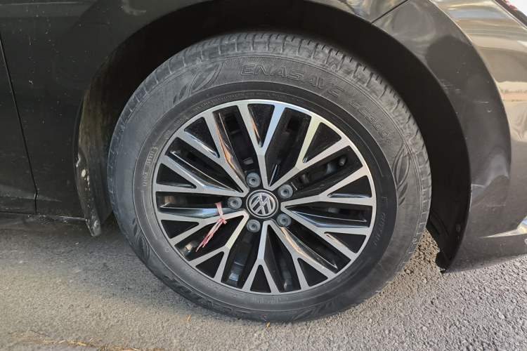 Used Volkswagen Sagitar 2021 280TSI DSG Comfort Connect Edition Right Front Wheel Hub