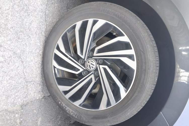 Used Volkswagen Sagitar 2021 280TSI DSG Luxury Smart Connectivity Edition Right Front Wheel Hub