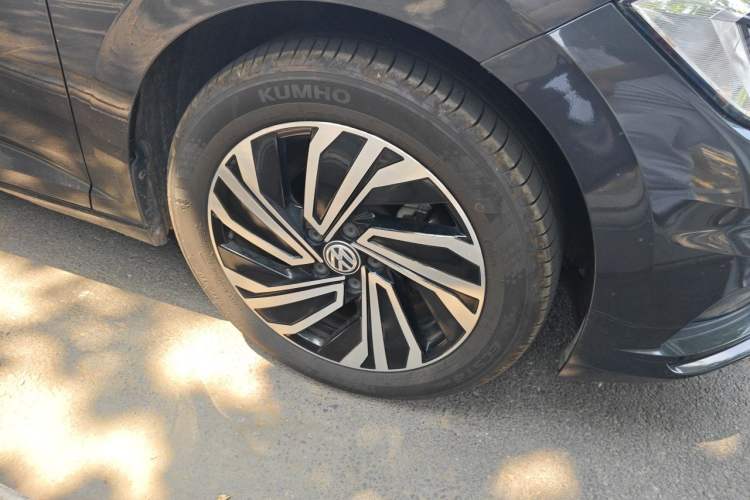 Used Volkswagen Sagitar 2021 280TSI DSG Luxury Smart Connectivity Edition Right Front Wheel Hub