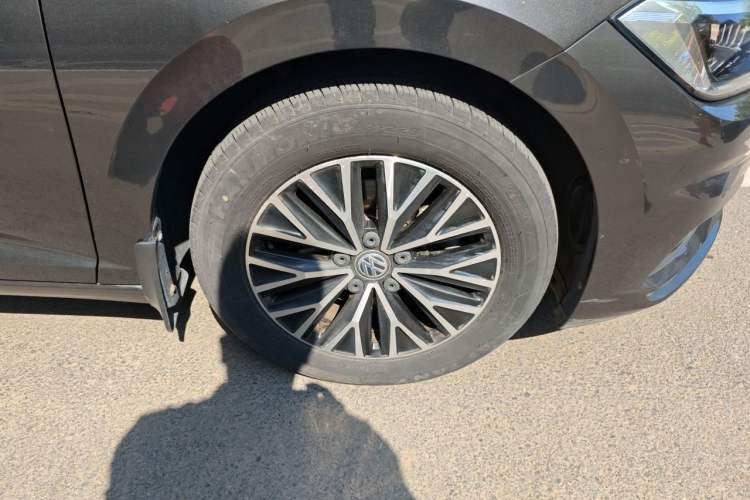 Used Volkswagen Sagitar 2021 280TSI DSG Comfort Connect Edition Right Front Wheel Hub