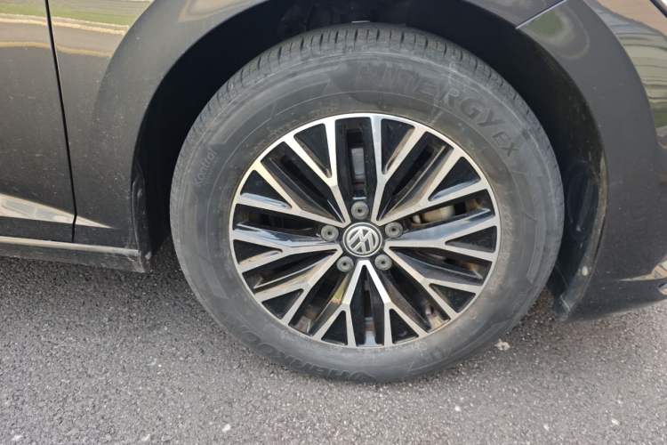 Used Volkswagen Sagitar 2021 280TSI DSG Comfort Connect Edition Right Front Wheel Hub