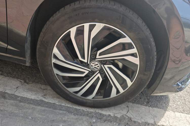 Used Volkswagen Sagitar 2021 280TSI DSG Luxury Smart Connectivity Edition Right Front Wheel Hub