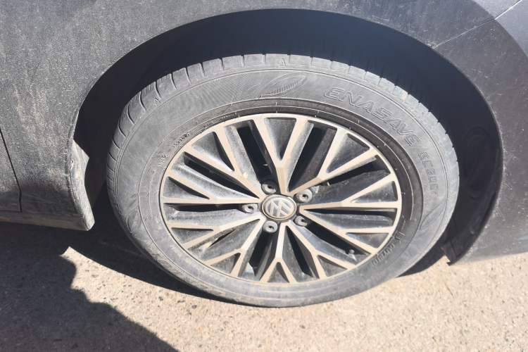 Used Volkswagen Sagitar 2021 280TSI DSG Comfort Connect Edition Right Front Wheel Hub