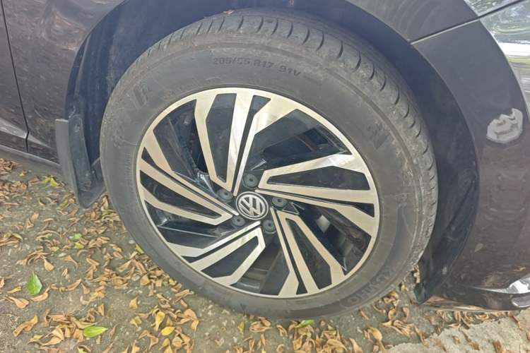 Used Volkswagen Sagitar 2021 280TSI DSG Excellence Edition Right Front Wheel Hub