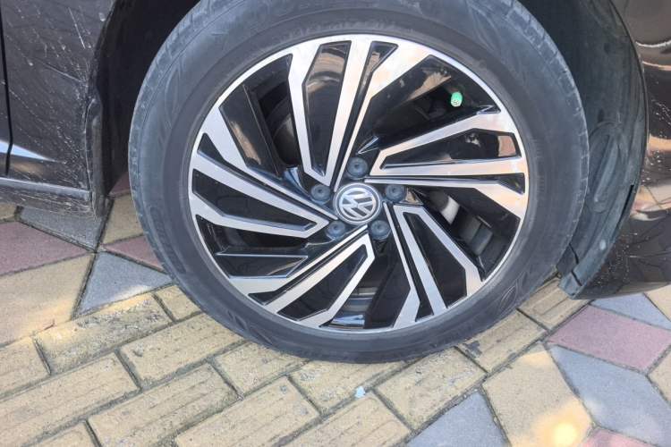 Used Volkswagen Sagitar 2021 280TSI DSG Comfort Connect Edition Right Front Wheel Hub